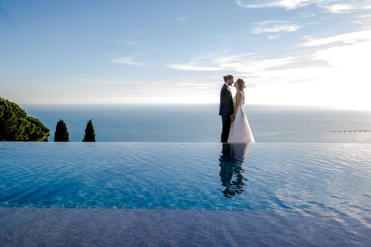 Sposi a bordo piscina dell'Hotel Villa Riviera a Lavagna