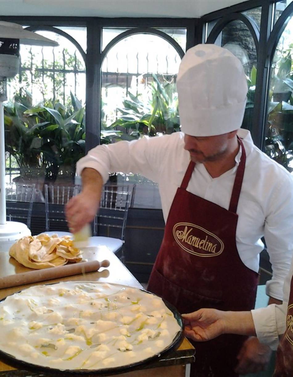 Show cooking della preparazione della focaccia di Recco