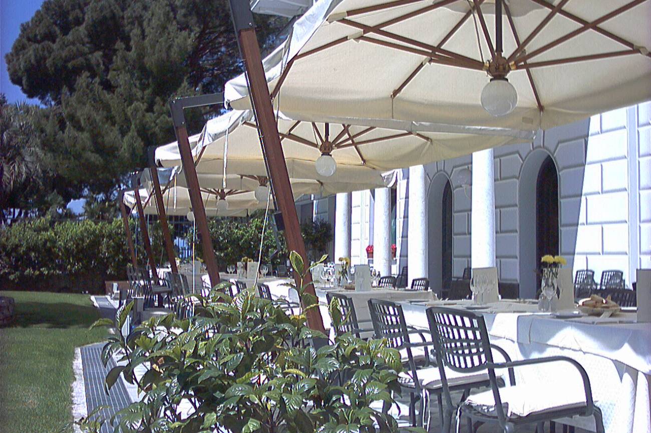 Tavoli esterni del Ristorante dell'Hotel Grande Albergo a Sestri Levante