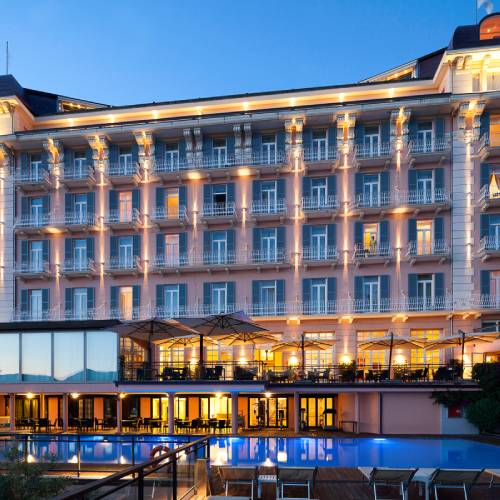 Facciata illuminata del Grand Hotel Bristol Resort & SPA a Rapallo