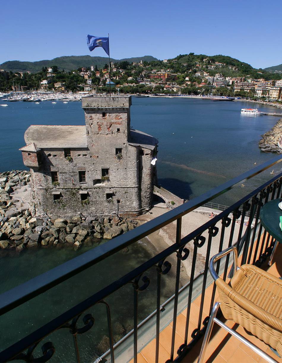 Vista del castello di Rapallo dalla terrazza dell'Hotel Italia e Lido a Rapallo
