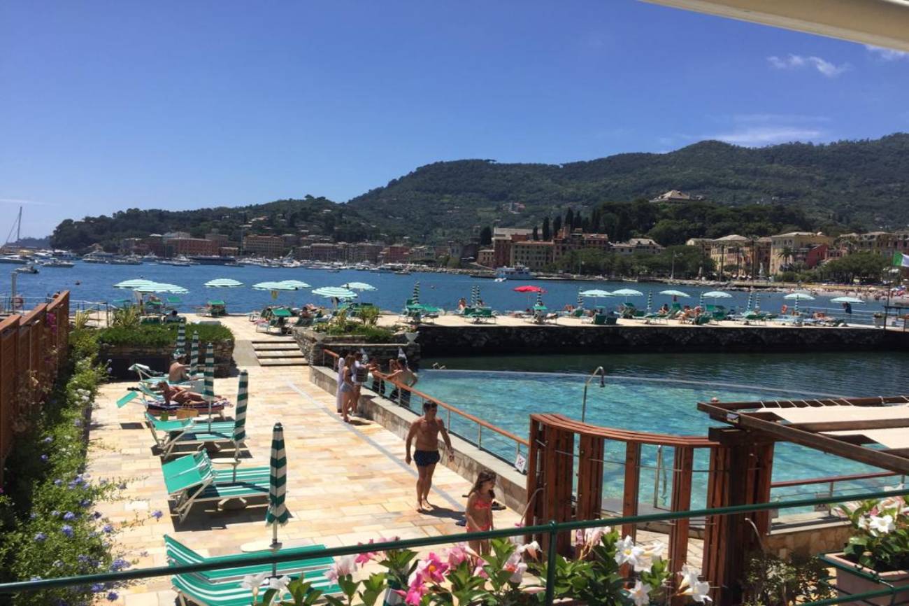 Piscina e spiaggia dell'Hotel Helios a Santa Margherita Ligure