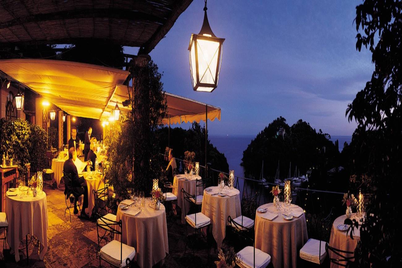 Tavoli del Ristorante del Belmond Hotel Splendido a Portofino, illuminati la sera