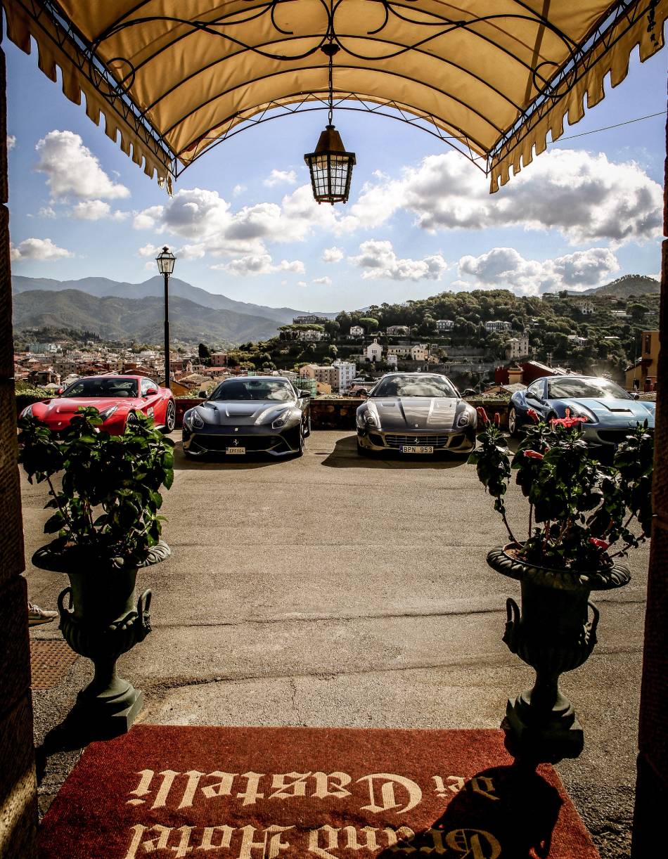 Esposizione automobili parcheggiate davanti all'entrata del Grand Hotel dei Castelli a Sestri Levante